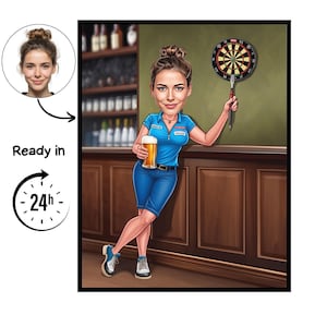Peut inclure: Caricature numérique d'une femme en uniforme bleu tenant une bière et un jeu de fléchettes. L'image comprend un portrait et le texte "Ready in 24h". L'arrière-plan représente un bar avec des étagères de bouteilles.