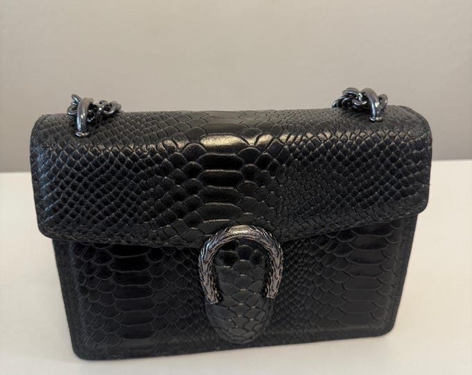 Handmade Horsehoe clasp leather bag