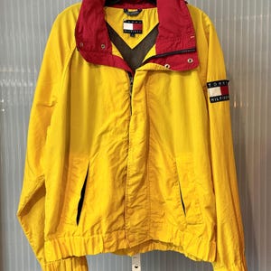 Cortavientos amarillo y rojo Tommy Hilfiger de los años 90