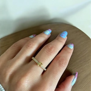 Anillo con iniciales en oro y plata, estilo clásico, con apertura sencilla, para mujer.
