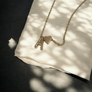 Collar con colgante de corazón pequeño con inicial y nombre para mujer, color dorado y plateado