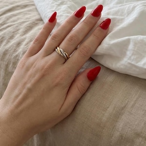 Anillo trenzado de dos tonos: accesorios modernos y versátiles para mujer.