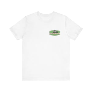Könnte beinhalten: Weißes T-Shirt mit einer kleinen grün-weißen Grafik auf der Brust. Die Grafik zeigt ein Oldtimer-Fahrzeug und den Text "MATTER CREEK HOT RODS". Das Shirt besteht aus einem weichen, bequemen Material.