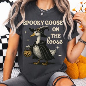Spooky Goose Halloween T-Shirt, Halloween Witch Shirt, Retro Goose Halloween Tee, Funny Witch Costume Shirt, Animal Lovers Halloween Gift Pepper
