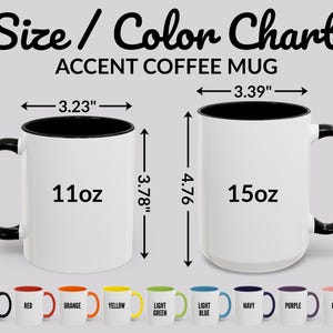 Pu&ograve; includere: Una tabella delle taglie e dei colori per le tazze da caff&egrave;. Il grafico mostra due tazze bianche con interni e manici neri, etichettate 11oz e 15oz. Le dimensioni sono fornite in pollici. La riga inferiore mostra tazze in vari colori.