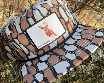 Gorra de ala plana con parche de ciervo de cola blanca y camuflaje de roble
