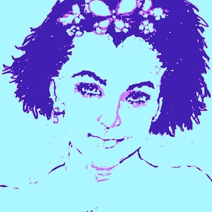 Könnte beinhalten: Pop-Art-Porträt einer Person mit lila Haaren und einem Blumenkranz, vor einem hellblauen Hintergrund. Das Gesicht ist in Lila- und Rosatönen gehalten, mit einem dezenten Lächeln.