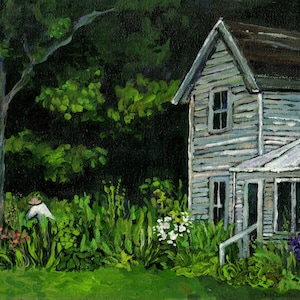 Könnte beinhalten: Ein Gemälde, das ein weißes Bauernhaus mit einem grünen Rasen und einer Person mit Hut zeigt, die einen Garten pflegt. Das Haus hat eine Veranda mit einer Tür und Fenstern. Der Garten ist voller grüner Pflanzen und Blumen.