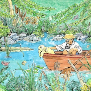 Könnte beinhalten: Ein Mann mit einem Strohhut sitzt in einem Holzboot auf einem Teich, umgeben von üppigem, grünem Laub. Er hält eine Kamera in der Hand und schaut auf einen kleinen weißen Hund im Wasser.