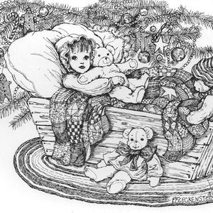 Könnte beinhalten: Schwarz-Weiß-Illustration eines Kindes in einem hölzernen Schlitten, gefüllt mit einem Patchwork-Quilt und Teddybären, geschmückt mit einem Weihnachtsbaum. Ornamente und ein Lebkuchenmann hängen am Baum.