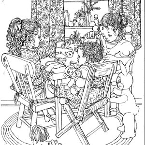 Könnte beinhalten: Schwarz-Weiß-Illustration einer Teeparty-Szene mit vier Kindern, die um einen Tisch sitzen. Eine Puppe und ein Stoffhase sind ebenfalls vorhanden. Die Szene spielt in einem Raum mit floralen Vorhängen und einem Fenster.