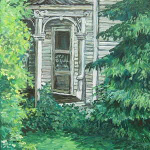 Könnte beinhalten: Ein verwittertes weißes Haus mit einer Veranda und einer einzigen Tür. Das Haus ist von üppigem, grünem Laub umgeben.