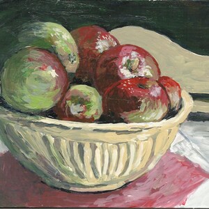 Könnte beinhalten: Eine weiße Keramikschüssel gefüllt mit roten und grünen Äpfeln. Die Schüssel steht auf einer rot-weißen Tischdecke.