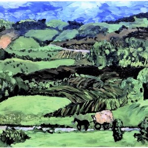 Könnte beinhalten: Ein impressionistisches Landschaftsgemälde, das grüne Hügel unter blauem Himmel darstellt. Ein von Pferden gezogener Wagen transportiert Heu über ein Feld. Das Kunstwerk verwendet dicke Pinselstriche und eine lebendige Farbpalette.