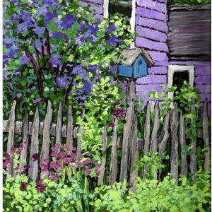 Könnte beinhalten: Ein lilafarbenes Haus mit weißen Verzierungen und einem Vogelhaus an der Seite. Das Haus ist von einem Holzzaun und üppigem Grün umgeben.