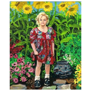 Könnte beinhalten: Ein junges Mädchen in einem roten Blumenkleid steht in einem Garten mit Sonnenblumen und rosa Blumen. Sie schaut in die Kamera. Im Hintergrund befindet sich ein großer Tontopf.