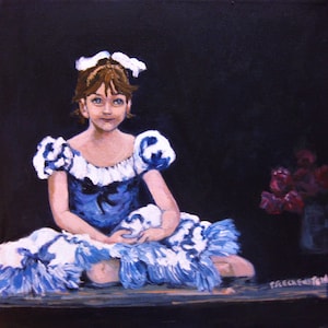 Könnte beinhalten: Ein junges Mädchen in einem blau-weißen Kleid mit einer weißen Schleife im Haar sitzt auf einer Bühne. Sie schaut nach rechts im Bild. Der Hintergrund ist dunkelblau.