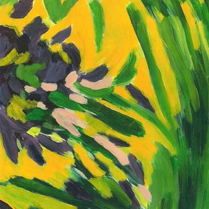 Könnte beinhalten: Abstraktes Gemälde mit gelbem Hintergrund und grünen und violetten Pinselstrichen. Das Gemälde hat eine strukturierte Optik und Haptik.