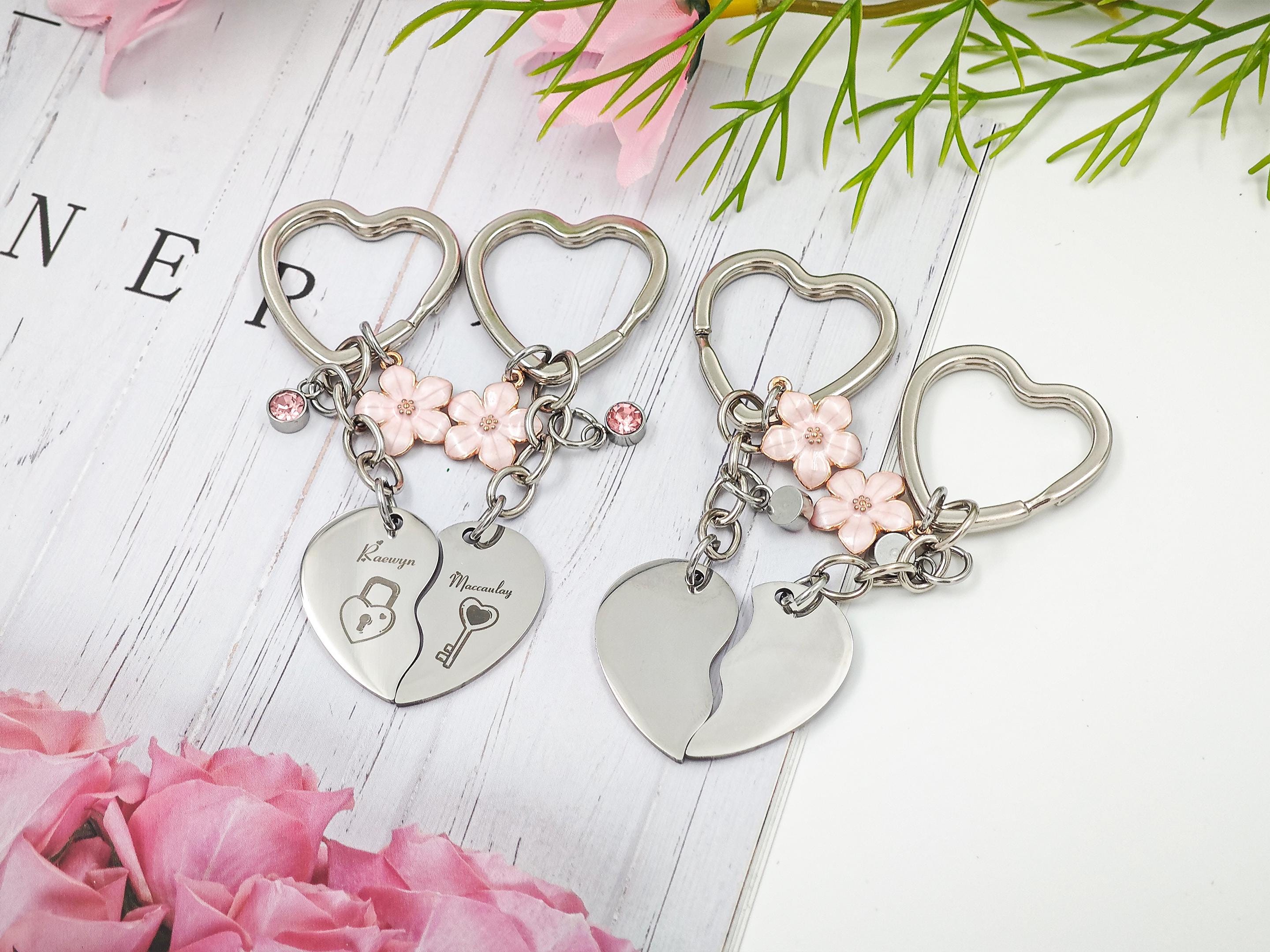 His and hers keychain set, split heart-shaped keychain, love keychain, couple gift, keychain for lovers, personalized Valentine's Day gift