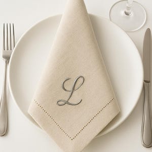Servilleta de lino con monograma personalizado: elige cualquier letra y color de hilo. Servilleta bordada personalizada para bodas, regalos y decoración elegante de mesa.
