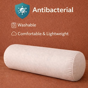 Puede incluir: Una almohada cilíndrica de color claro sobre una superficie marrón. La imagen incluye texto que dice "ANY SIZE", "Antibacterial", "Washable" y "Comfortable & Lightweight". El texto "ANY SIZE" también está en la parte inferior.