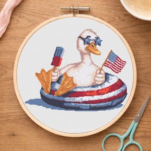 Vaterländische Ente Kreuzstichmuster | Rot Weiß Blau Bunt PDF | Sofortiger Download 4. Juli | Lustige Ente Floatie Stil digitaler Download
