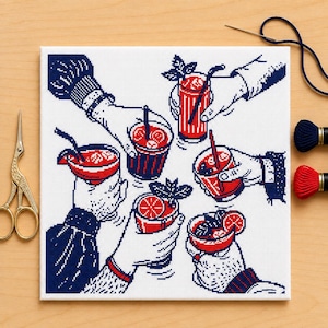 Könnte beinhalten: Kreuzstichkunst mit sechs Händen, die rote Cocktails mit Garnierungen halten. Die Hände, Gläser und Garnierungen sind in Rot und Weiß gehalten, mit blauen Akzenten. Das Kunstwerk befindet sich auf einer weißen Leinwand, mit Schere, Faden und Spulen im Hintergrund.