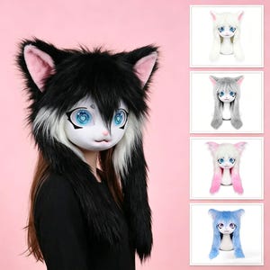 Puede incluir: Una capucha con orejas de gato de piel negra y blanca con orejas internas rosas y una cara blanca. La máscara tiene ojos azules grandes con pupilas en forma de corazón. Imágenes adicionales muestran capuchas similares en blanco, gris, rosa y azul.