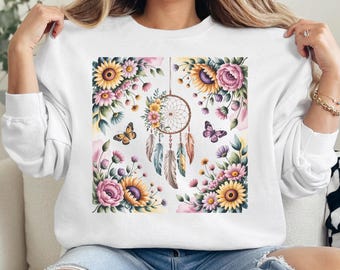 Könnte beinhalten: Weißer Pullover mit einem farbenfrohen Blumen- und Traumfänger-Design. Das Design enthält Sonnenblumen, Schmetterlinge und Federn.