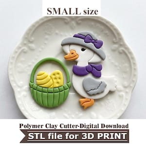 Puede incluir: Un diseño de cortador de arcilla polimérica que presenta un ganso blanco con un sombrero gris con un lazo y una bufanda morados. Junto al ganso hay una cesta verde llena de dos huevos de Pascua amarillos. También se ve el texto "SMALL size" y "Polymer Clay Cutter-Digital Download STL file for 3D PRINT".