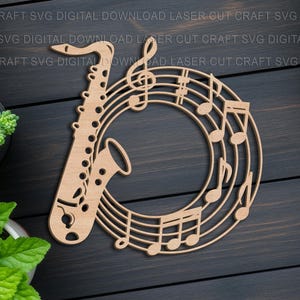 Peut inclure: Décoration en bois découpée au laser représentant un saxophone et des notes de musique disposées en cercle. Le bois naturel se détache sur un fond sombre. Le design comprend le texte "LASER CUT CRAFT SVG DIGITAL DOWNLOAD".