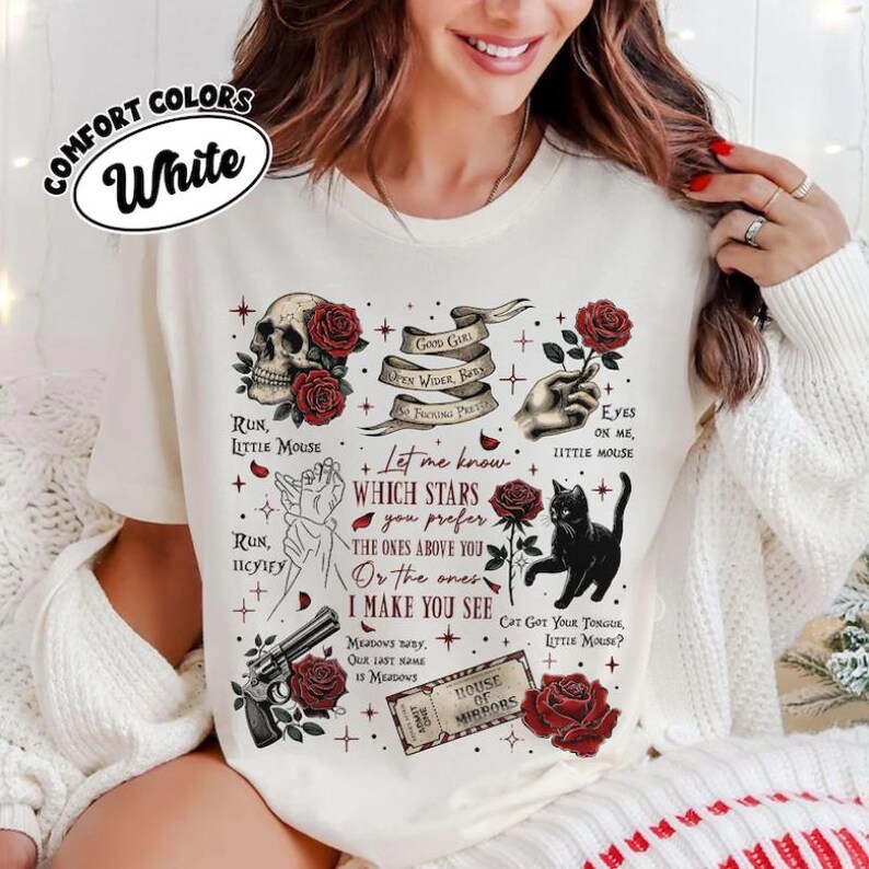 K&ouml;nnte beinhalten: Wei&szlig;es Comfort Colors T-Shirt mit einem Grafikdesign mit einem Totenkopf, Rosen, einer schwarzen Katze, einer Pistole und Text. Der Text enth&auml;lt S&auml;tze wie "Run, Little Mouse" und "Let me know which stars you prefer."