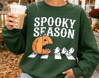 Halloween-Shirt mit Kürbis, der einen Geist isst – Lustiges Abbey Road-Parodie-Sweatshirt, Geschenk für Pacman-Fans, Retro-T-Shirt für die Gruselsaison