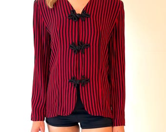 Bluzka w paski w kolorze czerwonym i czarnym w stylu vintage z zapięciem na guziki