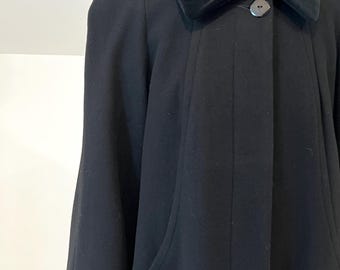 Abrigo vintage de lana negro con cuello y puños de terciopelo