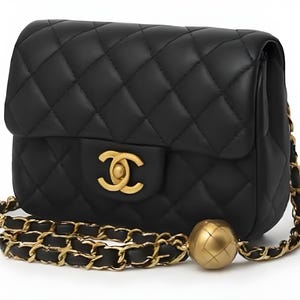 Bolso mini con solapa de piel acolchada negra de CHANEL con cadena dorada y logotipo CC AUTÉNTICO