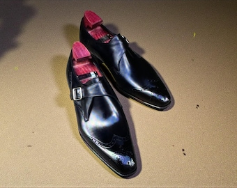 Sapatos Oxford de couro preto com fivela única e tira no tornozelo, da NewBally Designs For Men.