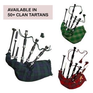 Op de afbeelding: Drie doedelzakken in tartanpatronen: groen, rood en blauw. De doedelzakken hebben zwarte en zilveren details. De tekst bovenaan luidt "AVAILABLE IN 50+ CLAN TARTANS".