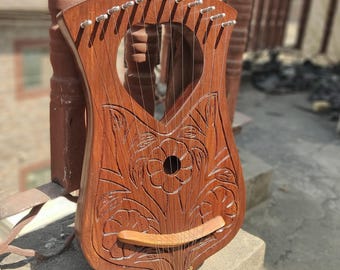 Harpe lyre 12 cordes fabriquée à la main - Harpe en bois de qualité supérieure avec cœur et sculptures florales | Comprend des cordes supplémentaires gratuites, une clé de réglage et un sac de transport