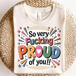 Muy jodidamente orgulloso de tu camisa, camiseta divertida de felicitaciones por la graduación, nuevo trabajo, logro, felicitaciones sarcásticas.