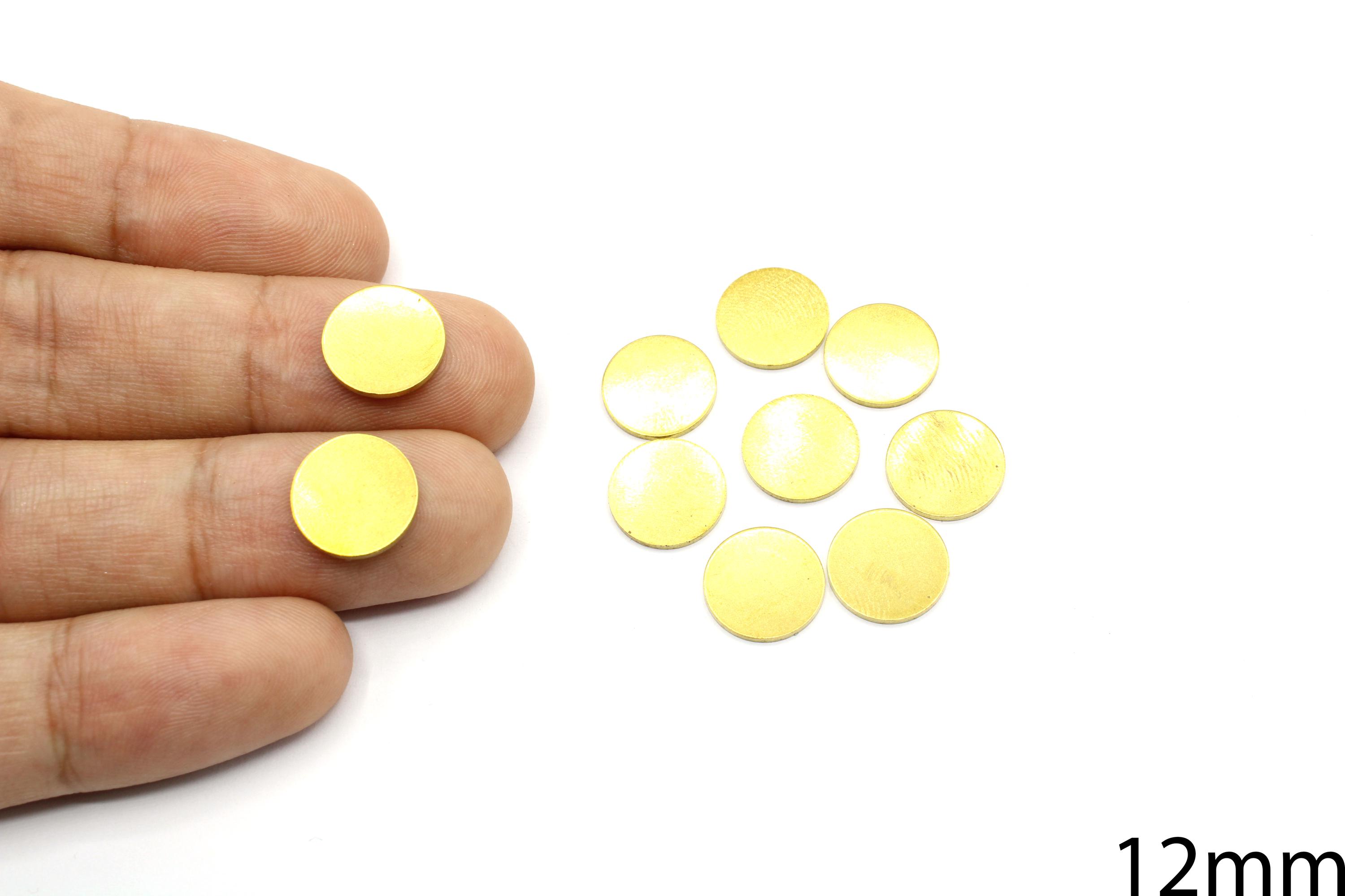 真鍮コイン型チャーム 4個、ソリッドサークル、彫刻ラウンドチャーム、フラットラウンドディスク、プレーン真鍮ラウンド、ジュエリー製作用真鍮用品 -  Etsy 日本