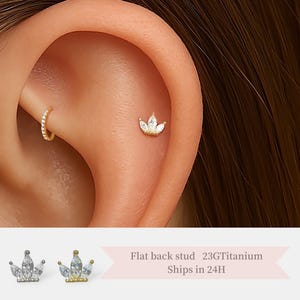 Mini Crown Flat Back Stud – Brinco de cartilagem de titânio sem rosca • Joia delicada de piercing de coroa CZ para tragus, hélice ou lóbulo