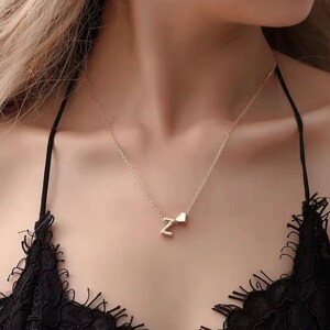 Collar de corazón con inicial personalizada: elegante colgante con letra