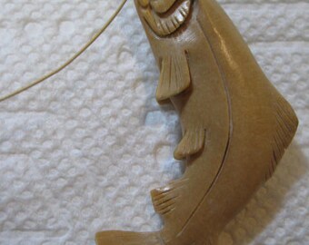 Snidad laxpärla i palmträ .................... 55 x 21 x 8 mm ......... B4693