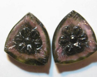 Snidad vattenmelon-turmalin ... 2 stycken ...... 17 x 14 x 3,9 mm ... B3296