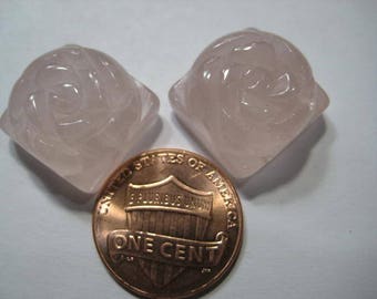 Gesneden roze natuurlijke Rozenkwarts bloem cab set... 2 stuks...     16 x 15 x 9,5 mm...      B4461