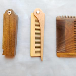 Puede incluir: Tres peines de madera de diferentes diseños. El primero es un peine rectangular marrón oscuro con un tornillo. El segundo es un peine plegable de madera clara. El tercero es un peine de doble cara.