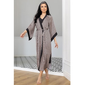 Eleganter Maxi Seiden Kimono für Frauen - Boho Sommer Bademantel mit geometrischem Print und schwarzem Rand