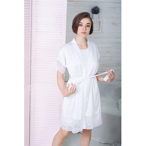 Weißer Seidenmantel mit Spitzenbesatz - Luxus-Seidenbademantel für Frauen, leichter Sommer-Kimono, elegantes Boho-Seidenkleid