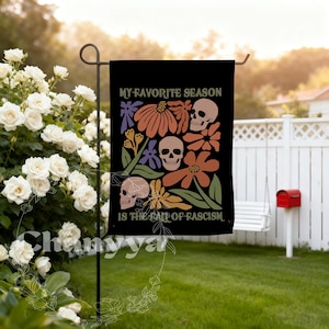 Drapeau de jardin politique : résistez au fascisme avec des têtes de mort en fleurs, drapeau de protestation artistique rétro progressif pour décoration extérieure, déclaration de jardin avec humour noir
